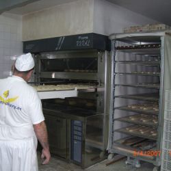 Empleado introduciendo el pan en el horno