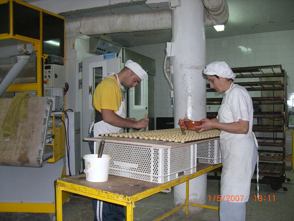 Empleados trabajando en el obrador