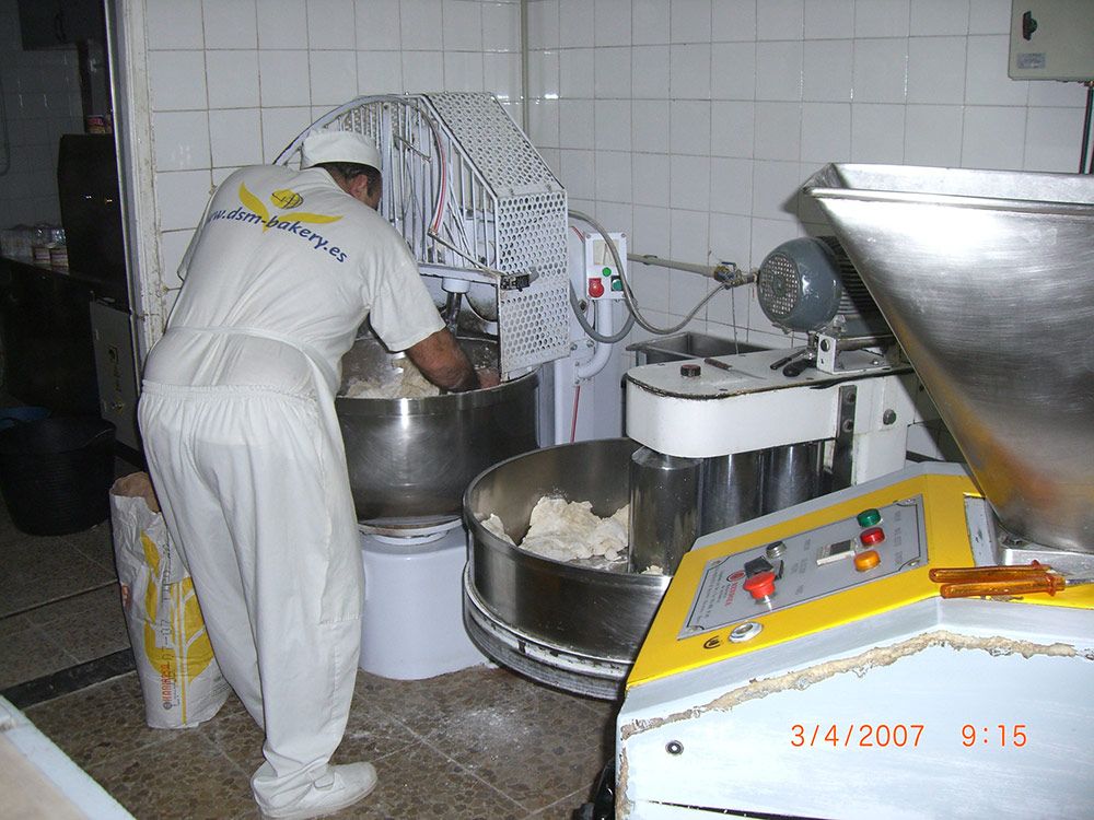 Empleado trabajando en el obrador