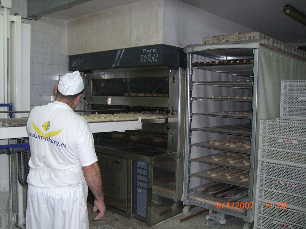 Empleado introduciendo el pan en el horno