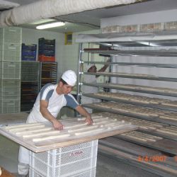 Empleados dando forma al pan