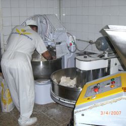 Empleado trabajando en el obrador